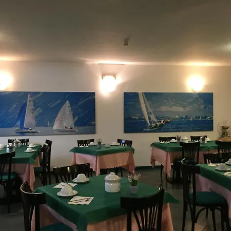 Готель Plaza Дезенцано-дель-Гарда