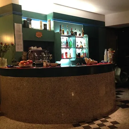 广场酒店 代森扎诺-德尔加达